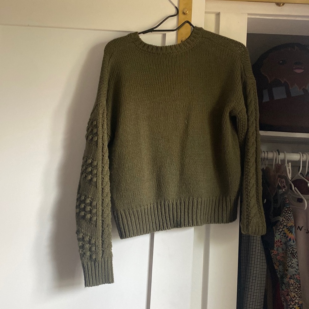 This is a beautiful forest green knitted sweater it is perfect for the fall!!!!